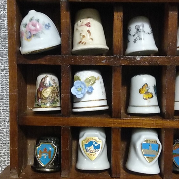 Thimbleville Wooden 1980s Stand with 24 Thimbles - Picture 2 of 12